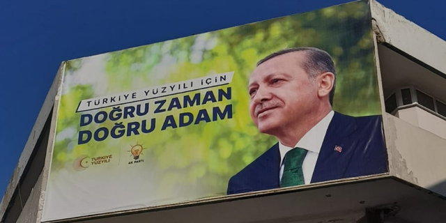 İzmir'de vergi dairesine Erdoğan afişi asıldı