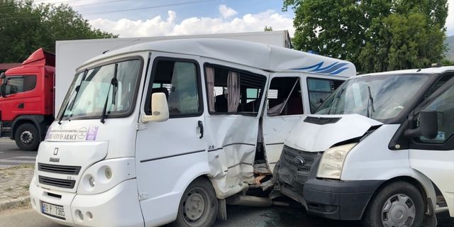 Aydın'da öğrenci servisi ile kamyonetin çarpıştığı kazada 13 kişi yaralandı