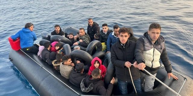 Ayvalık açıklarında 64 düzensiz göçmen yakalandı