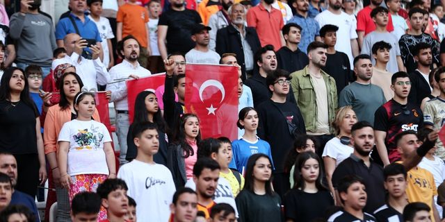 Depremzede çocuklar için sahaya çıktılar