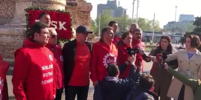 DİSK, Taksim Cumhuriyet Anıtı'na çelenk bıraktı: Arzu Çerkezoğlu: "Bu 1 Mayıs, Taksim'deki yasaklı son 1 Mayıs Olacak"