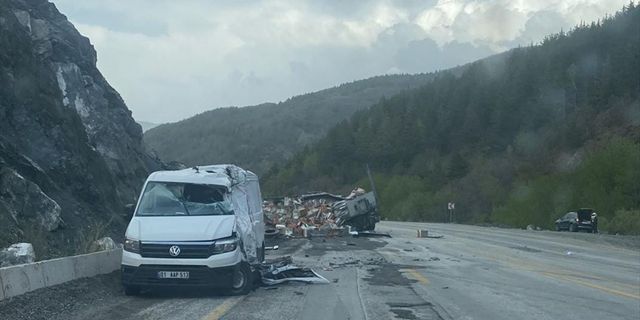 Erzincan’da arı kovanı yüklü tır ile kamyonet çarpıştı, 2 kişi yaralandı