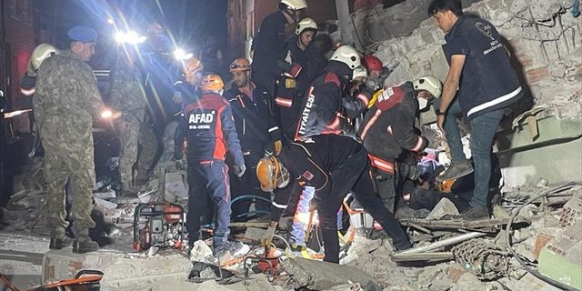 Malatya'da ağır hasarlı 3 katlı bina çöktü