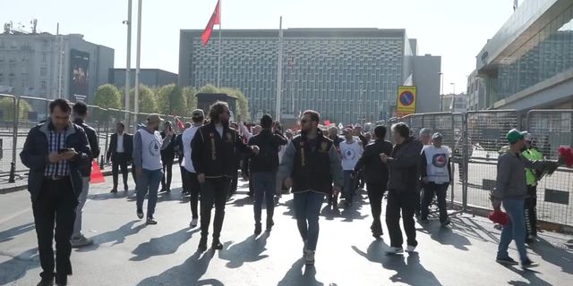 HAK-İŞ, 1 Mayıs dolayısıyla Taksim Cumhuriyet Anıtı'na çelenk bıraktı