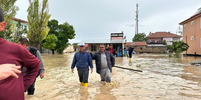 Konya'da sağanak nedeniyle bazı ev ve iş yerlerini su bastı