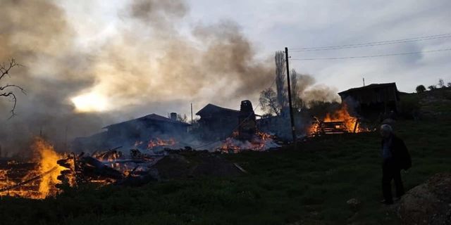 Sinop'ta çıkan yangında 4 ev ve 2 ahır kullanılamaz hale geldi