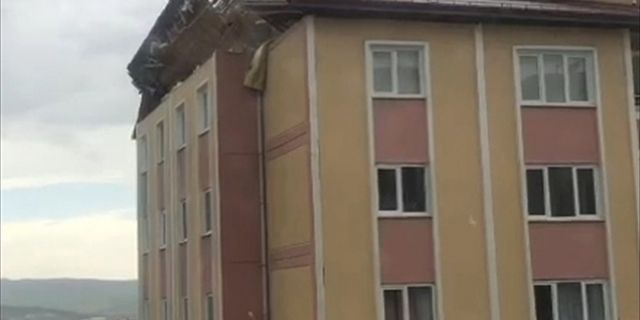 Sivas'ta şiddetli rüzgar apartmanın çatısına zarar verdi