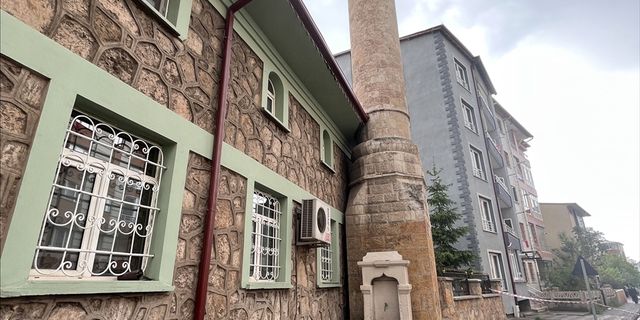 Sivas'ta yıldırım düşen caminin minaresi zarar gördü