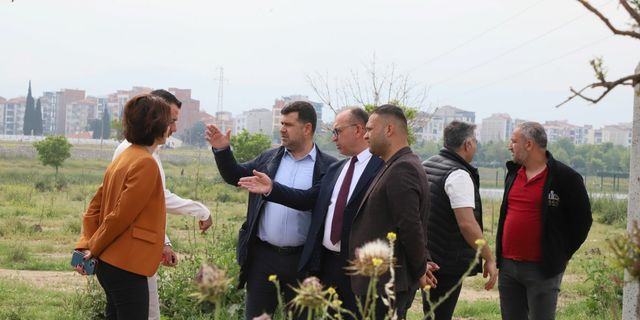 Turgutlu Belediye Başkanı Akın, kentte çevre düzenlemesi yapılacak alanları inceledi