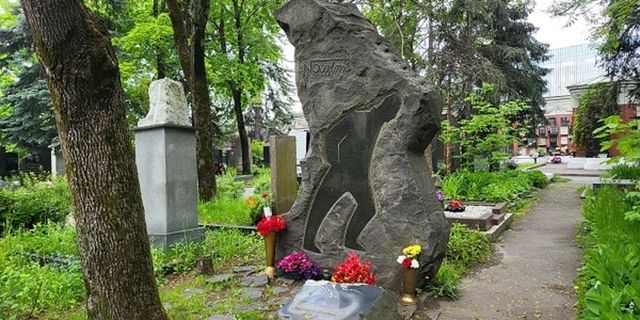Nazım Hikmet ölümünün 60. yılında Moskova'daki mezarı başında anıldı