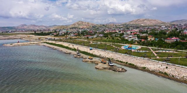 Van Gölü'nün zemini balçık ve dip çamurundan arındırılıyor