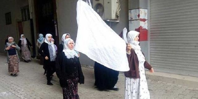 Cizre'de yaralıları almak için beyaz bayraklarla yürüyen kadınlar gözaltına alındı