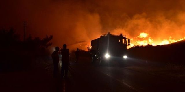 İzmir Çeşme'de yangın sebebiyle 4 site boşaltıldı