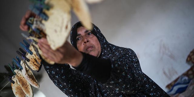 BM: Gazze'de Filistinliler çöpte yemek arıyor