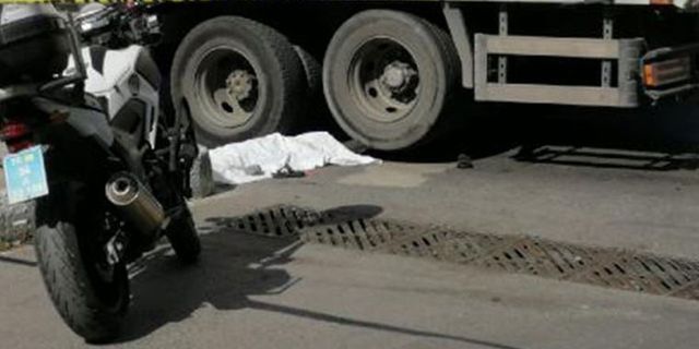 Trafik ışıklarında cam silen çocuk, kamyon altında kalarak hayatını kaybetti