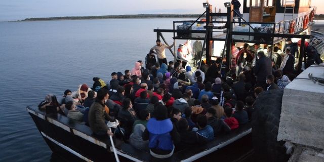 Çanakkale açıklarında 144 düzensiz göçmen yakalandı