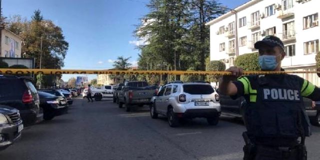 Gürcistan’da rehine krizi: Silahlı bir erkek, 9 kişiyi rehin aldı