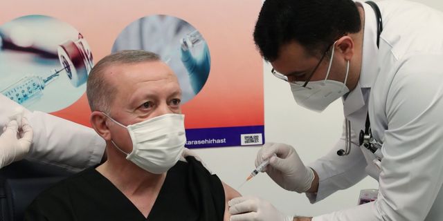 Erdoğan'a aşı yapan doktor Ekrem İmamoğlu'na benzetildi