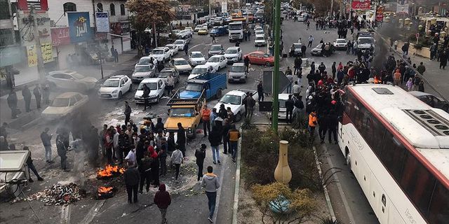 Hamaney'in posterini yakan gençlere 40 yıl hapis cezası