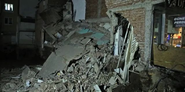 Uşak'ta iki katlı bina çöktü
