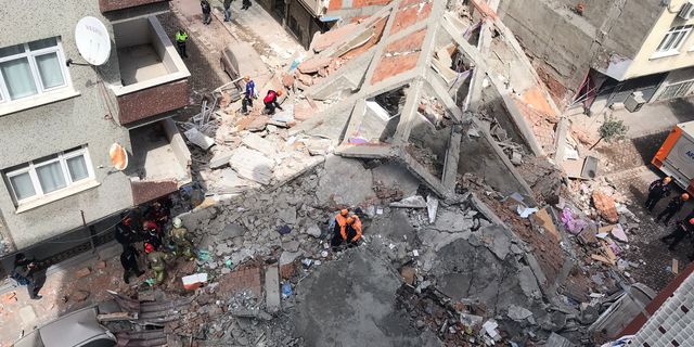 Zeytinburnu'nda 5 katlı boş bina çöktü
