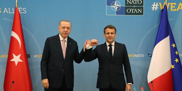 NATO Zirvesi kapsamında Macron ile ‘Dirsek Teması’