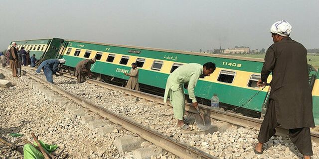 Pakistan'da tren kazası: 30 kişi yaşamını yitirdi