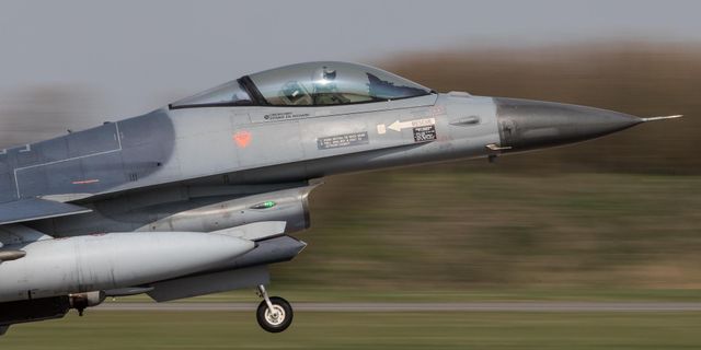Hollanda'da F-16 binaya çarptı: 2 yaralı