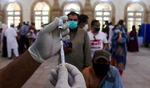 Pakistan'da aşı olmayan artık seyahat edemeyecek