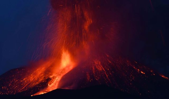 İtalya'da Etna Yanardağı yeniden kül ve lav püskürttü