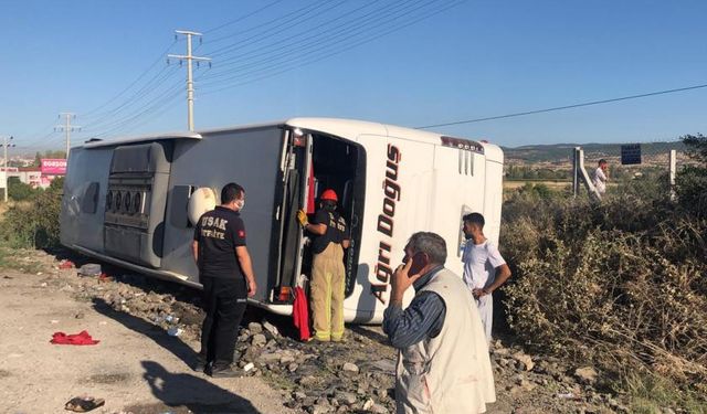 Uşak'ta yolcu otobüsünün devrilmesi sonucu 30 kişi yaralandı