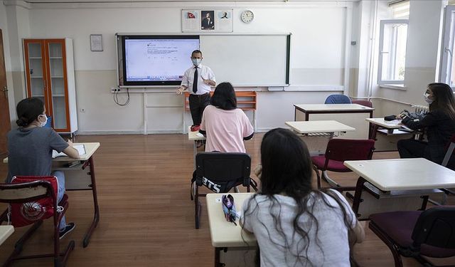 Bilim Kurulu Üyesi Akın: "Yüz yüze eğitim için öğretmenler ve okul çalışanları aşılanmalı"