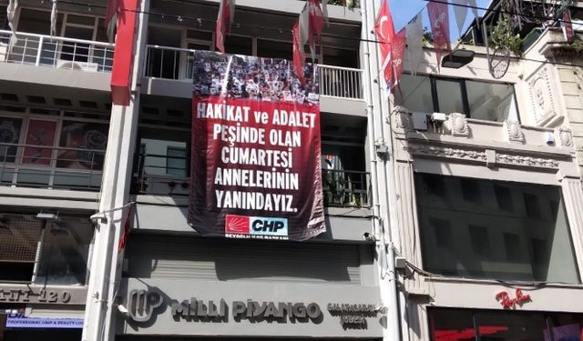 CHP Cumartesi Anneleri’ne pankartla destek verdi