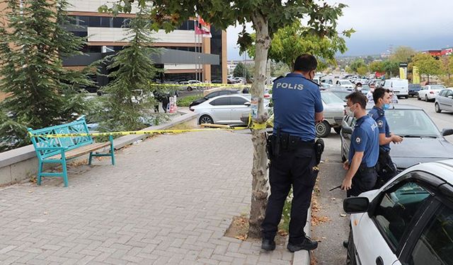 Denizli'de bir doktor, görev yaptığı hastanenin önünde bıçaklı saldırıya uğradı