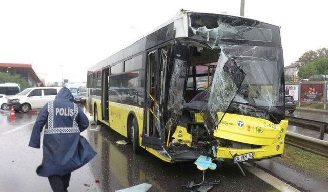 Maltepe'de İETT otobüsüyle kamyonet çarpıştı
