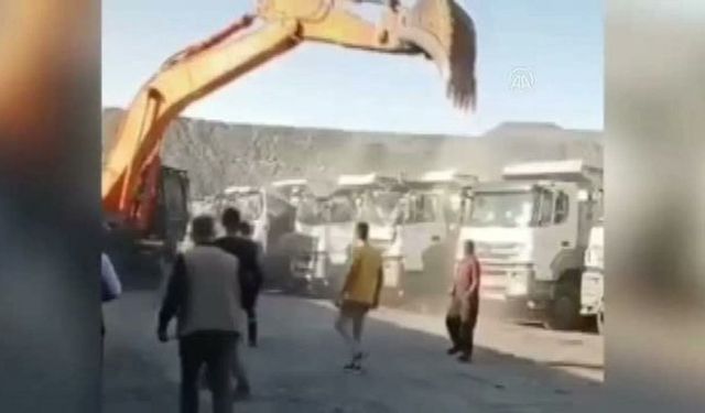 Kömür ocağında maaşı ödenmeyen işçi, kepçeyle kamyonları parçaladı