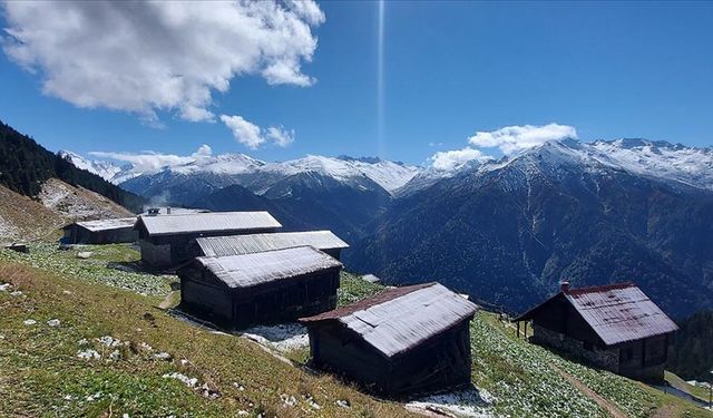 Kaçkar Dağları'ndaki yaylalar beyaz örtüyle kaplandı