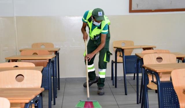 Okullar kapalıyken temizlik çalışanlarına ayrılan kadro, okullar açıldığında azaltıldı