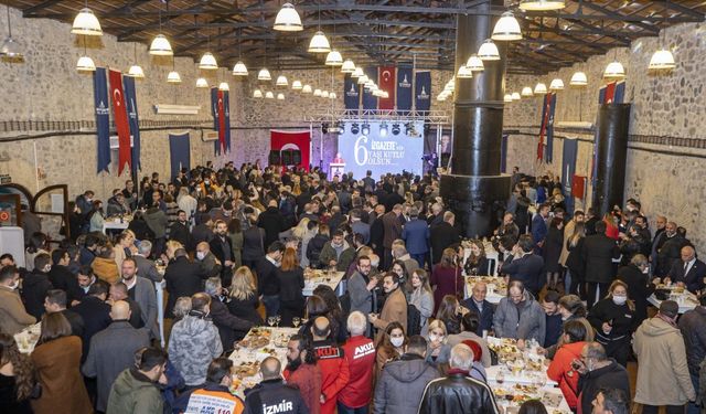 İzmir'de İz Gazete'nin düzenlemiş olduğu "İz Bırakanlar Ödülleri" sahiplerini buldu