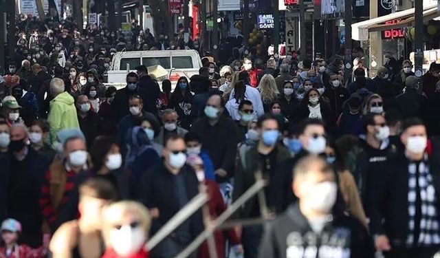 İzmir Aile Hekimleri Derneği Başkanı Çolak: "Pandemi ile mücadeleden vazgeçildi"