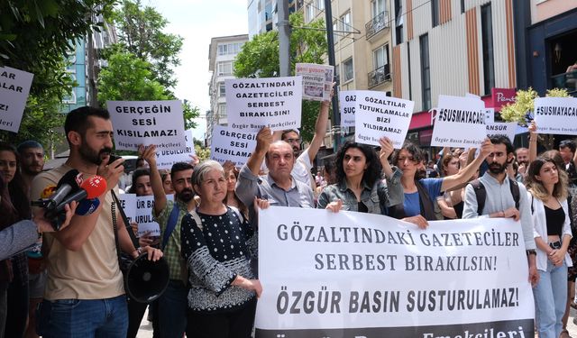 İstanbul’daki gazeteciler Diyarbakır’da gözaltında tutulan meslektaşları için buluştu