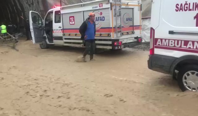 Niğde'de şiddetli yağışta mahsur kalan işçiler kurtarıldı