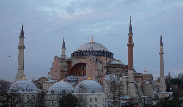 İlber Ortaylı: Ayasofya restorasyon için bir müddet kapatılmalı