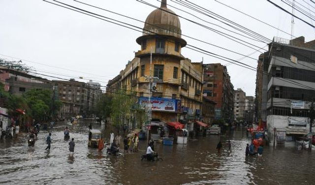 Pakistan'da şiddetli yağışların yol açtığı afet ve kazalarda 8 kişi öldü