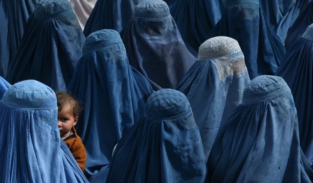 Taliban, Afgan kadınları istihdam eden tüm STK'ları kapatacağını açıkladı