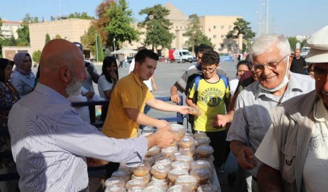 Kayseri Kocasinan'da aşure dağıtıldı