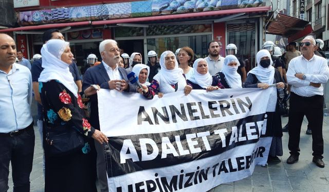 Tutuklu yakınları engellemelere rağmen Esenyurt'ta basın açıklaması gerçekleştirdi