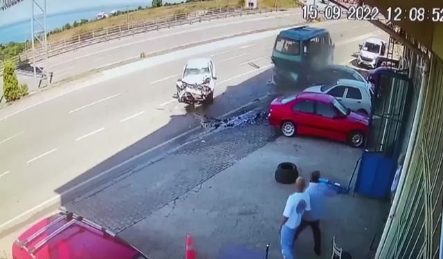 Sinop'ta park halindeki minibüse çarpan otomobil can aldı