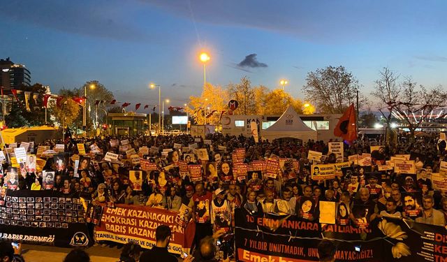 Ankara’da 10 Ekim Gar Katliamı’nda yaşamını yitirenler Kadıköy'de anıldı: "Katillerden hesap sorulacak"