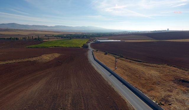 Kırşehir Belediyesi, tarımsal alanlarda da yol çalışmalarını sürdürüyor